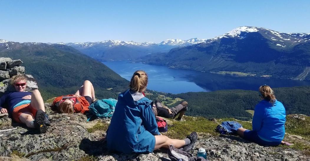 Heggjabygda Gjestegard - Historisk Tommerhus I Landlige Omgivelser Nordfjordeid Luaran gambar