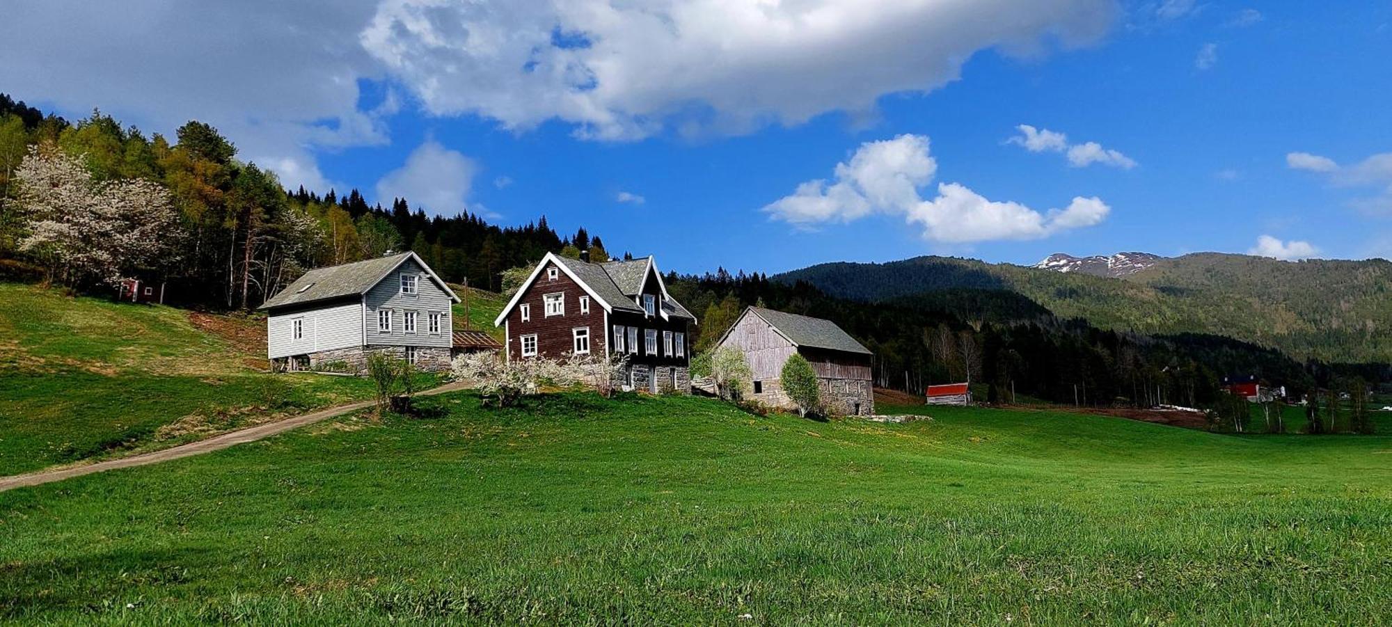 Heggjabygda Gjestegard - Historisk Tommerhus I Landlige Omgivelser Nordfjordeid Luaran gambar