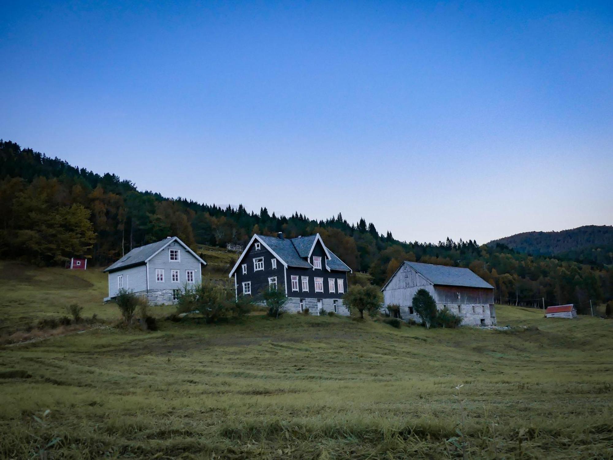 Heggjabygda Gjestegard - Historisk Tommerhus I Landlige Omgivelser Nordfjordeid Luaran gambar